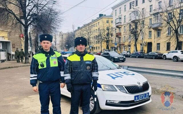 Упавшего на тротуар мужчину спасли воронежские полицейские - Обозреватель.Врн, 23.03.2026