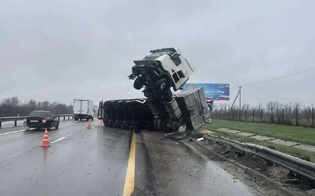 Водитель перевернутой на трассе фуры попал в воронежскую больницу - Обозреватель.Врн, 15.04.2026