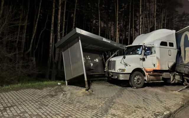 Водитель фуры протаранил остановку в Воронеже - Обозреватель.Врн, 20.04.2026