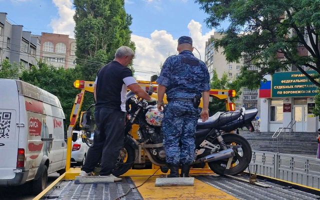 Мотоцикл алиментщика конфисковали у здания суда вз Воронеже - Обозреватель.Врн, 25.06.2026