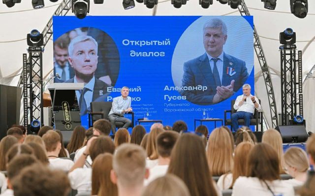 Губернатор на форуме «Молгород-2026» встретился с воронежской молодежью - Обозреватель.Врн, 10.07.2026