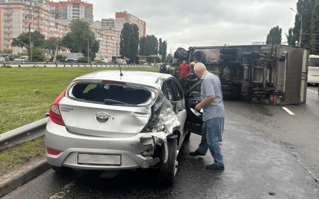 Фура MAN перевернулась на Московском проспекте в Воронеже - Обозреватель.Врн, 26.07.2026