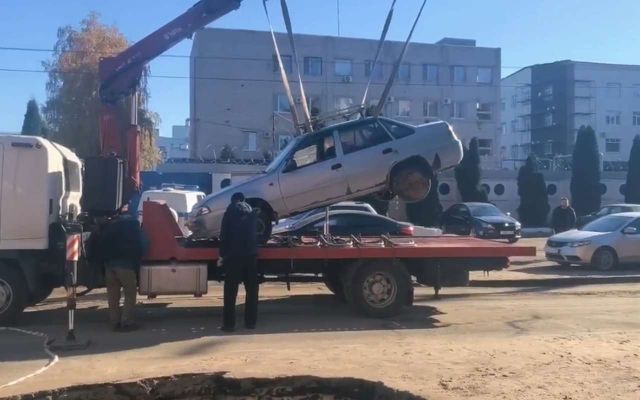 Машину вытащили из провала на месте коммунальной аварии в Воронеже - Обозреватель.Врн, 30.10.2026
