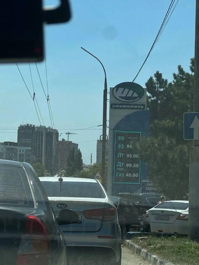 В Краснодарском крае четыре сети АЗС — «Уфимнефть», «Лаба», «Южная нефтяная компания» и «Нефтесфера» — отказались снижать цены и стали фигурантами антимонопольного дела. - Краснодарский край, 11.08.2026