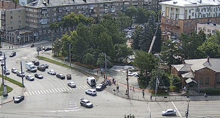 В центре Челябинска автомобиль после ДТП вылетел на тротуар и травмировал пешехода - Агенство новостей Доступ, 01.07.2025