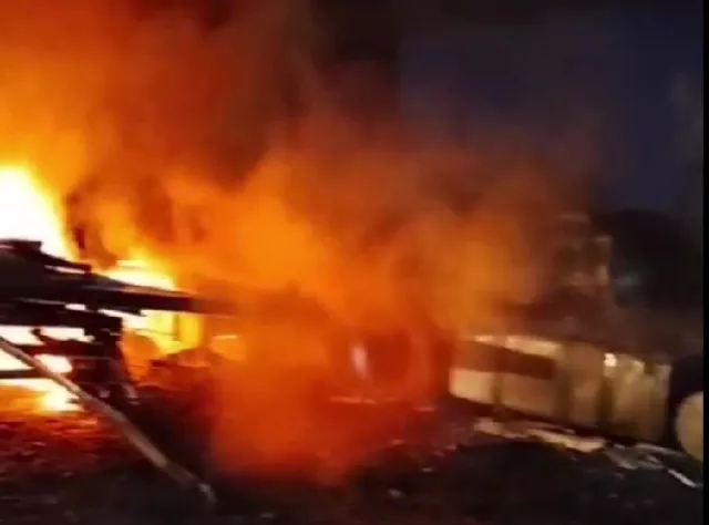 В Семикаракорском районе Ростовской области ночью загорелся большегруз В Семикаракорском районе Ростовской области ночью загорелся большегруз - Privet-Rostov.ru - Главные новости Ростова и Ростовской области, 06.09.2025