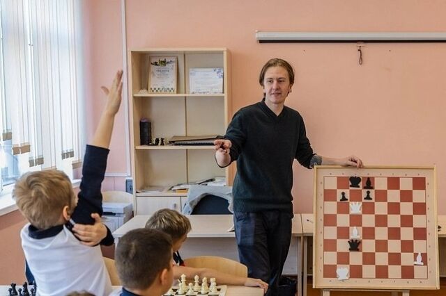 "Шахматы в школы": во Владивостоке интеллектуальной игрой занимаются более 1000 школьников "Шахматы в школы": во Владивостоке интеллектуальной игрой занимаются более 1000 школьников - PrimaMedia.ru | Новости Приморского края, 24.10.2025
