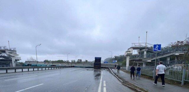 Рухнул виадук во Владивостоке. Озвучено состояние водителя грузовика - PRIMPRESS, 18.09.2023