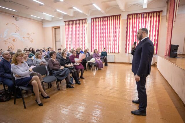 Мэр Владивостока встретился с директорами школ города - PRIMPRESS, 27.04.2024