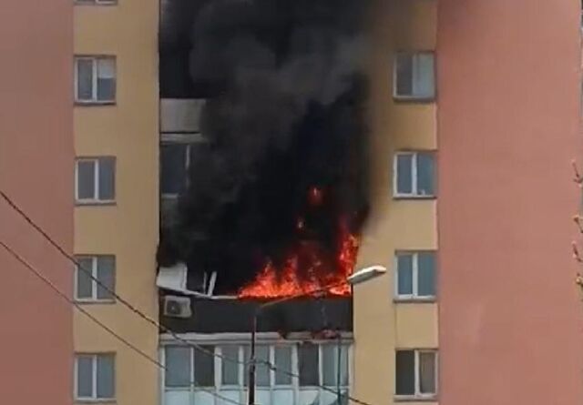 «Огонь из окон и дым». Прямо сейчас пожар охватил несколько квартир во Владивостоке - PRIMPRESS, 18.05.2024