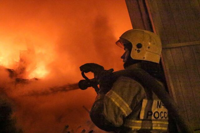 Мощный пожар охватил лесоперерабатывающее предприятие в Приморье - PRIMPRESS, 19.05.2024