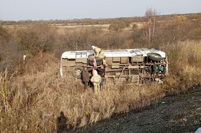 Автобус на боку, водитель в больнице. В Приморье очередной общественный транспорт попал в жесткое ДТП - PRIMPRESS, 08.10.2024