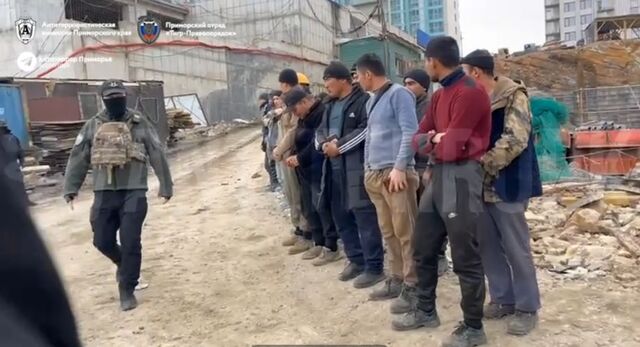 Ожидают депортации: во Владивостоке на стройке задержаны десятки нелегалов - PRIMPRESS, 20.05.2025