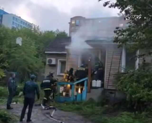 Не прошло и суток: в центре Владивостока снова загорелся частный дом - PRIMPRESS, 11.06.2025
