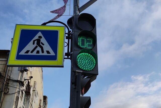 Осторожнее за рулем: на оживленной дороге в центре Владивостока обесточен светофор - PRIMPRESS, 18.06.2025