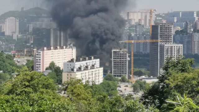 Еще один ЖК: во Владивостоке мощный пожар охватил стройку - PRIMPRESS, 05.07.2025