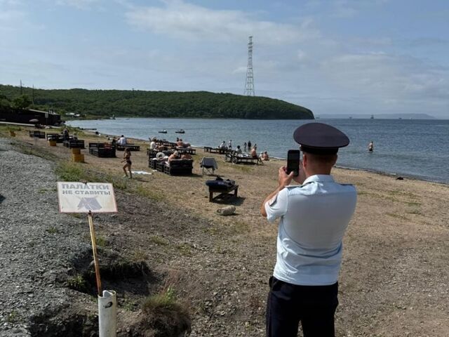 Брал деньги за бесплатное: полиция взялась за незадачливого коммерсанта на пляже Владивостока - PRIMPRESS, 11.07.2025