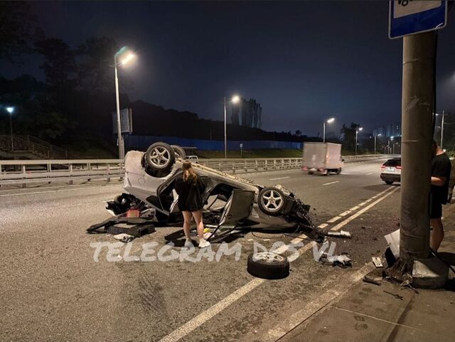 Водитель выжил после лобовой встречи со столбом во Владивостоке - PRIMPRESS, 19.07.2025