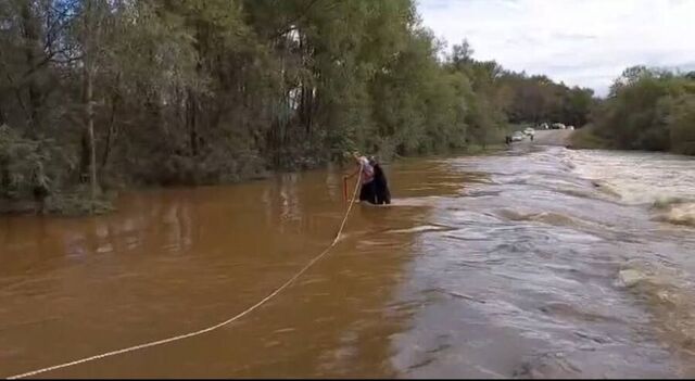 Жителя Приморья едва не унесло потоками воды в результате перелива реки - PRIMPRESS, 31.08.2025