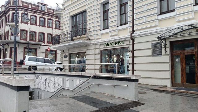 Пьяная компания протаранила стену в центре Владивостока - PRIMPRESS, 31.08.2025