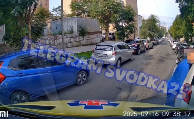 Героический поступок медиков во Владивостоке: врачи сдвинули автомобиль, преграждавший путь скорой - PRIMPRESS, 16.09.2025