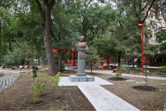 Цвет настроения – красный: во Владивостоке открыт сквер имени Кутузова - PRIMPRESS, 17.09.2025