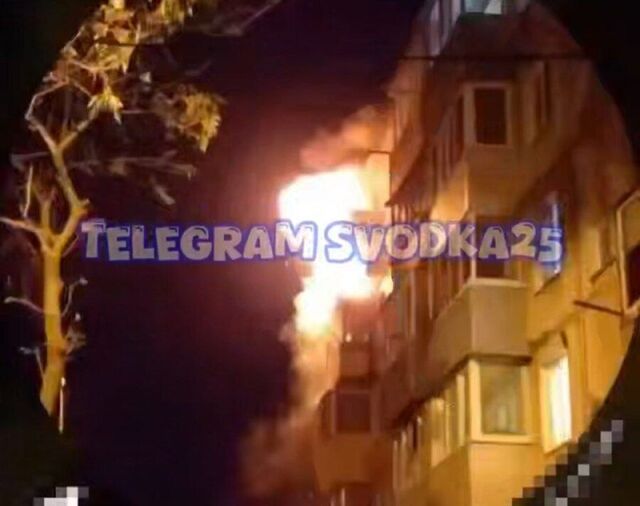 Квартира полыхает на глазах у прохожих на Беляева во Владивостоке - PRIMPRESS, 23.10.2025