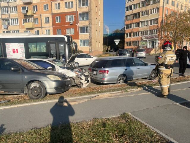 Таксист за рулем уснул и устроил массовое ДТП во Владивостоке - PRIMPRESS, 24.10.2025