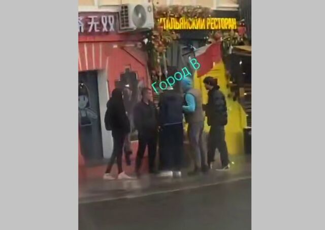 Выходные во Владивостоке: нетрезвые гопники среди бела дня избивают людей в центре города - PRIMPRESS, 25.10.2025