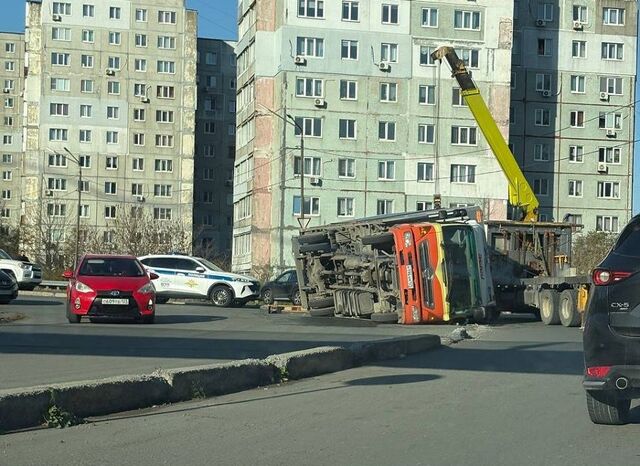 Большегруз перевернулся рядом с торговым центром во Владивостоке - PRIMPRESS, 27.10.2025