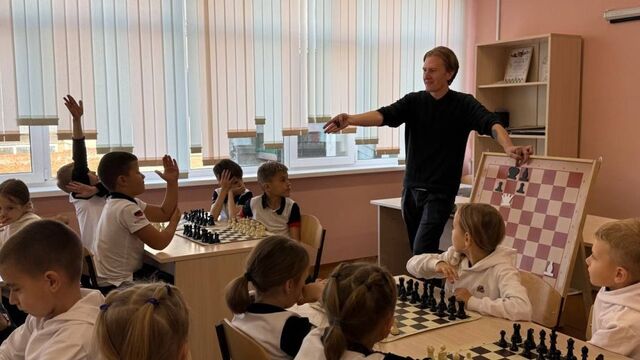 Шах и мат сетевым играм: «живые» шахматы завоевали сердца школьников Владивостока Шах и мат сетевым играм: «живые» шахматы завоевали сердца школьников Владивостока - PRIMPRESS, 27.10.2025