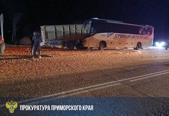 Туристический автобус в Приморье врезался в неосвещённый прицеп зерновоза - PRIMPRESS, 28.10.2025