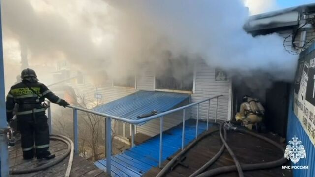 Во Владивостоке вспыхнул магазин автозапчастей - PRIMPRESS, 03.11.2025