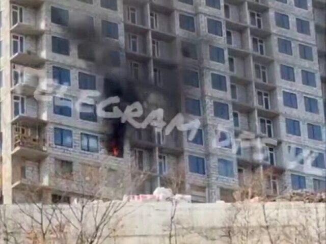 Пламя охватило новострой в районе Нейбута во Владивостоке - PRIMPRESS, 04.11.2025