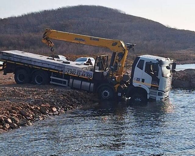 Скандал с перевозкой на остров Попова — грузовик утонул, баржа исчезла - PRIMPRESS, 04.11.2025
