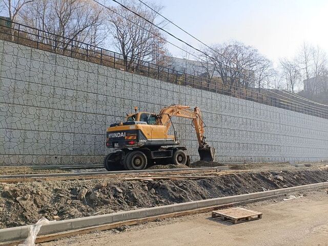 Появятся парковка и детская площадка: во Владивостоке подходит к концу ремонт финальной подпорной стены этого года - PRIMPRESS, 06.11.2025