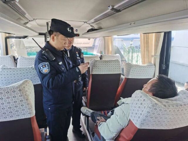 Перелом не стал преградой: на границе Мишань ускорили проход гражданина КНР Перелом не стал преградой: на границе Мишань ускорили проход гражданина КНР - PRIMPRESS, 06.11.2025