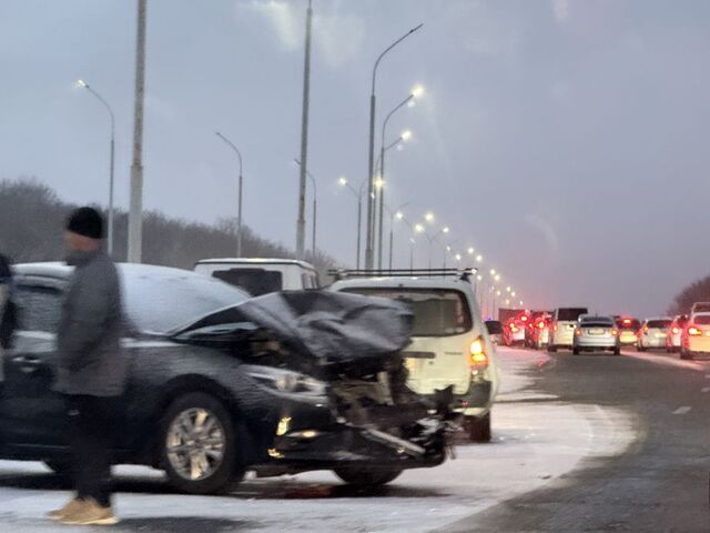 Кошмар на федеральной трассе под Уссурийском: от «Пассо» до «Гелендвагена» – все в ловушке - PRIMPRESS, 08.11.2025