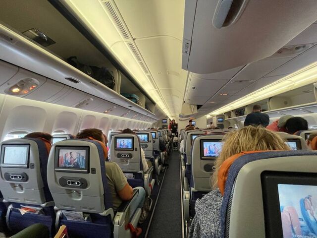 Массовая задержка рейса во Владивостоке: сотни пассажиров не могут улететь в Москву Массовая задержка рейса во Владивостоке: сотни пассажиров не могут улететь в Москву - PRIMPRESS, 09.11.2025