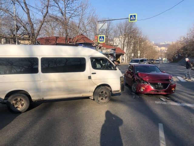 Столкновение противоположностей: во Владивостоке микроавтобус и Mazda не поделили асфальт Столкновение противоположностей: во Владивостоке микроавтобус и Mazda не поделили асфальт - PRIMPRESS, 10.11.2025
