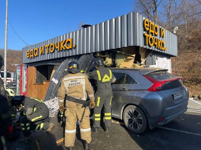 Кроссовер разнес пит-стоп «Еда и точка» во Владивостоке: есть пострадавшие, один без сознания - PRIMPRESS, 14.11.2025