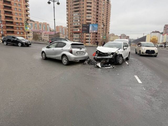 «Иномарки в хлам»: в крупнейшем микрорайоне Владивостока водители не поделили дорогу - PRIMPRESS, 16.11.2025