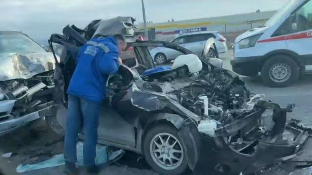 Легковушка превратилась в груду металла под Владивостоком: жесткие кадры - PRIMPRESS, 19.02.2026