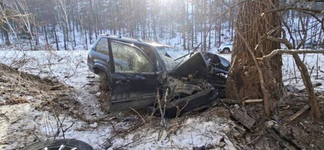ДТП в Приморье: молодой человек расколотил свой «крузак» об дерево - PRIMPRESS, 26.02.2026