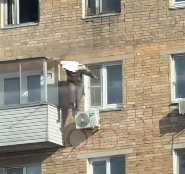 «Вел себя странно»: во Владивостоке дедушка погиб при падении с многоэтажки - PRIMPRESS, 02.03.2026