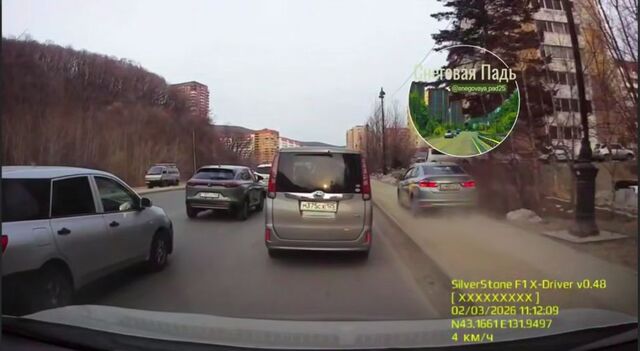 Таксиста, который объехал пробку по тротуару во Владивостоке, наказали - PRIMPRESS, 04.03.2026