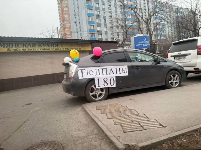 Мужская логика: красиво, дешево, но: приморцы штурмуют уличные точки с цветами - PRIMPRESS, 07.03.2026