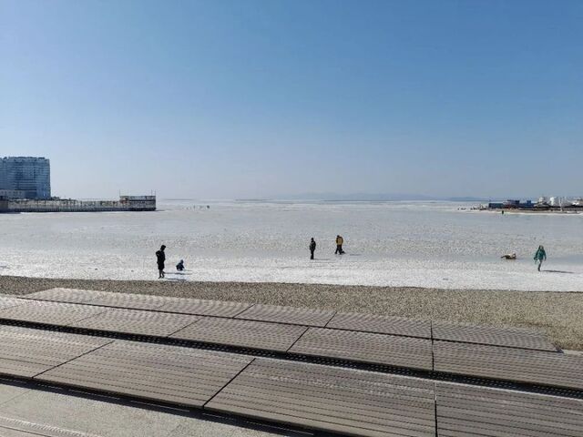 Рыбалка завершается: припайный лёд во Владивостоке разрушается - PRIMPRESS, 12.03.2026