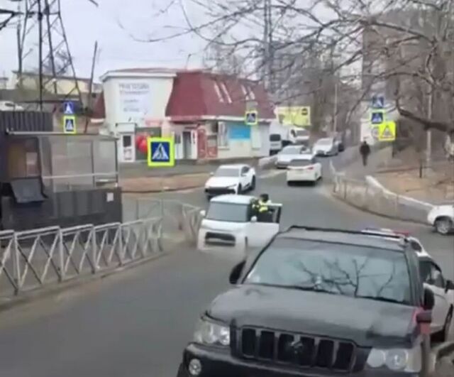 Во Владивостоке водитель устроил «сон на зебре» и привлек внимание полиции Во Владивостоке водитель устроил «сон на зебре» и привлек внимание полиции - PRIMPRESS, 15.03.2026