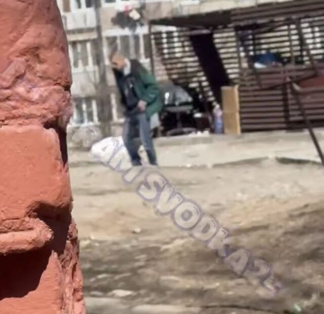 Во Владивостоке мужчина устроил бой с «невидимкой» на глазах у прохожих - PRIMPRESS, 15.03.2026